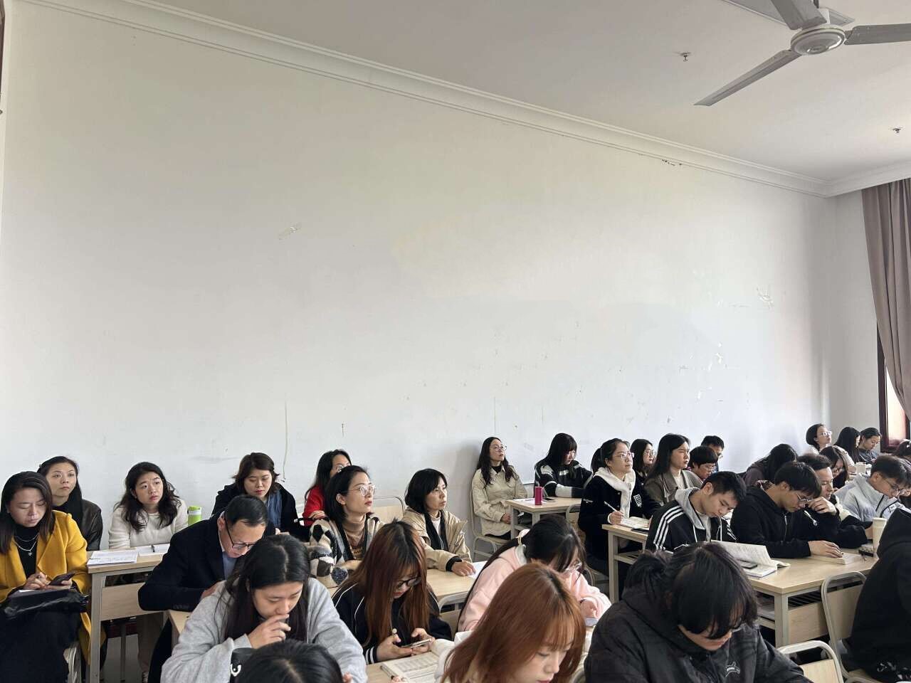 金融学院举办公开示范课与教师评课研讨会，助推教学质量提升