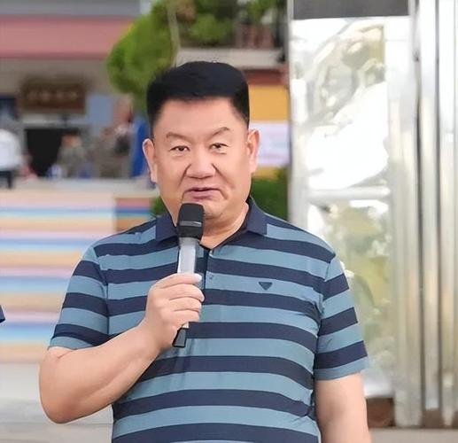 梁校长分别向河南易思正实业,南阳宝辉教育设备回赠